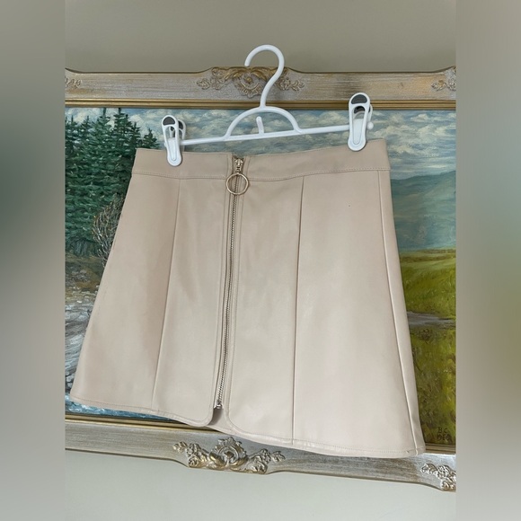 Forever 21 light Beige pleather Zip-Front gold zipper Mini Skirt size SMALL - Picture 3 of 6